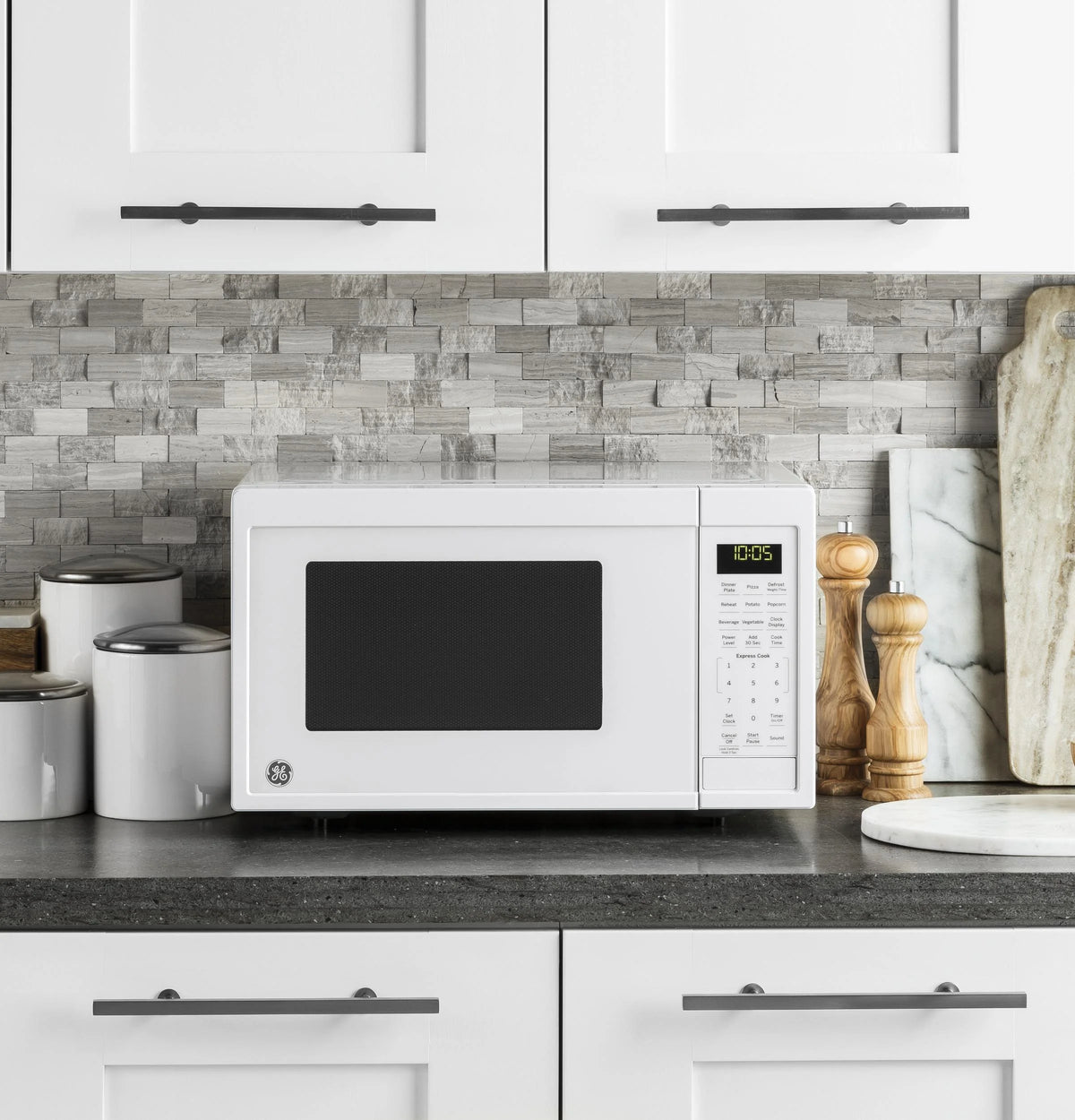 0.9 Cubic Foot White Countertop Microwave Oven O64031